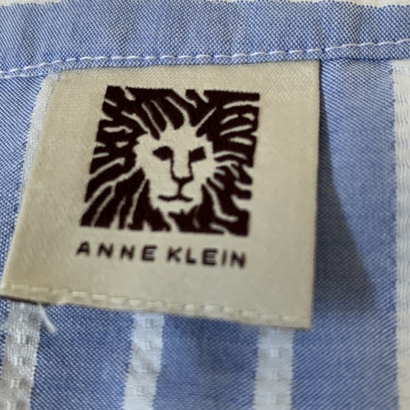 Anne Klein light blue/white seersucker lace up front sleeveless top EUC - Picture 2 of 5